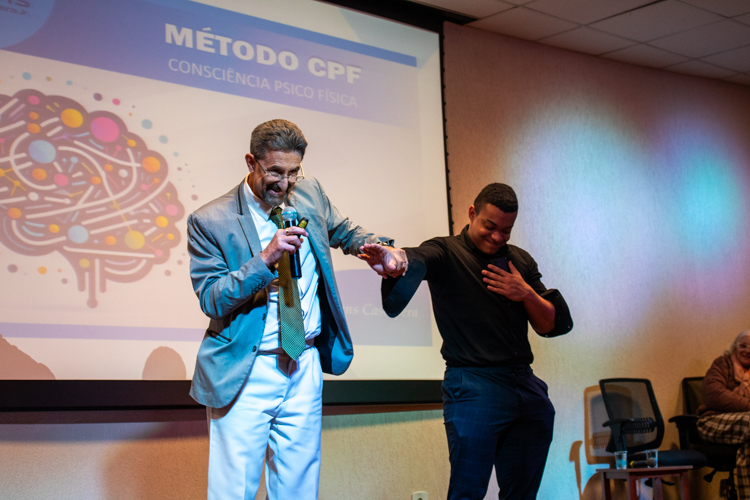 Exercício feito pelo Dr. Rubens com o auxílio de um aluno do Assunção