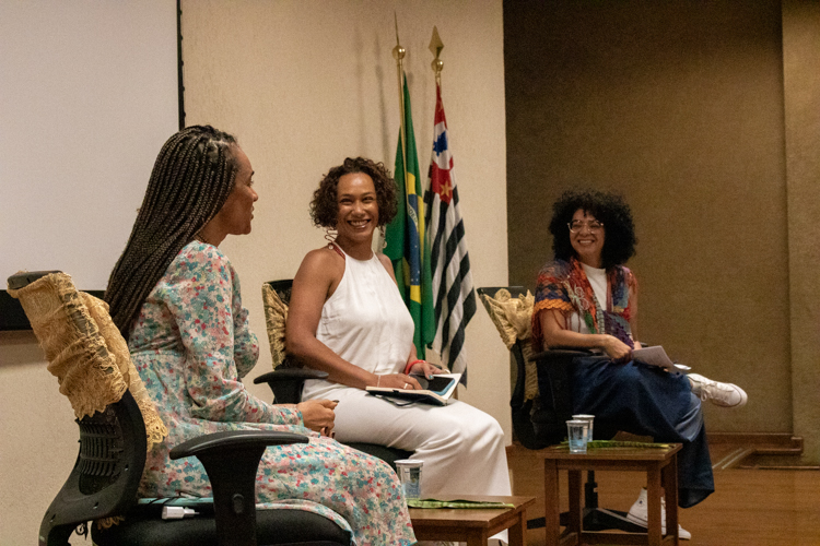 Palestrante Dina Alves e mediadoras Jéssica Ferreira e Prof.ª Dr.ª Eliana Pereira.