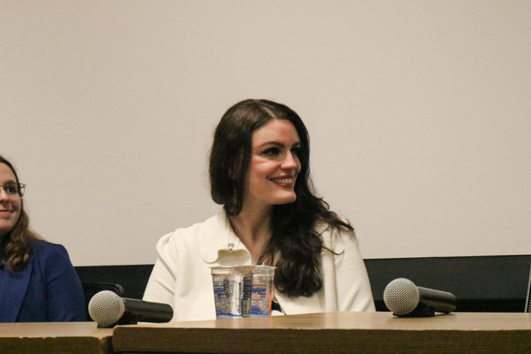 Prof.ª Dr.ª Karen Ambra durante cerimônia de abertura