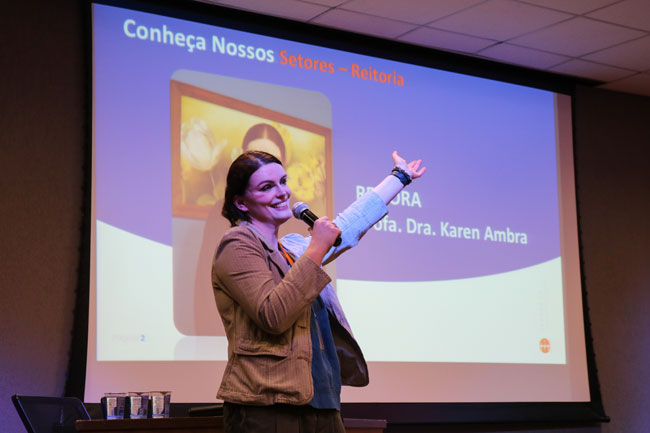 Prof.ª Dr.ª Karen Ambra durante acolhida aos calouros