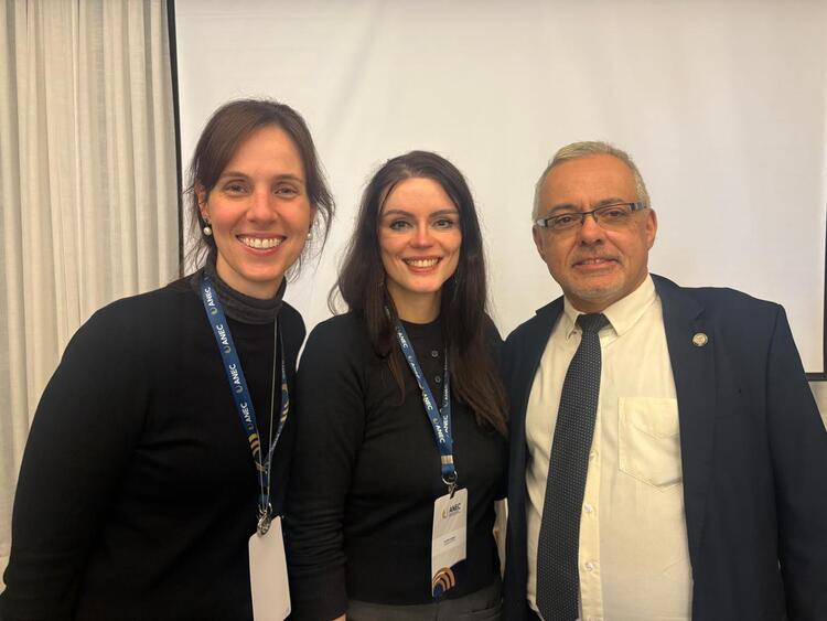 A Reitora Prof.ª Dr.ª Karen Ambra (ao centro), a Procuradora Institucional Luciana Savoy Rossi (à esquerda) e o Diretor de Regulação da SERES/MEC, Dr. Daniel Ximenes (à direita), posam sorridentes para a foto durante o seminário da ANEC, usando crachás do evento.