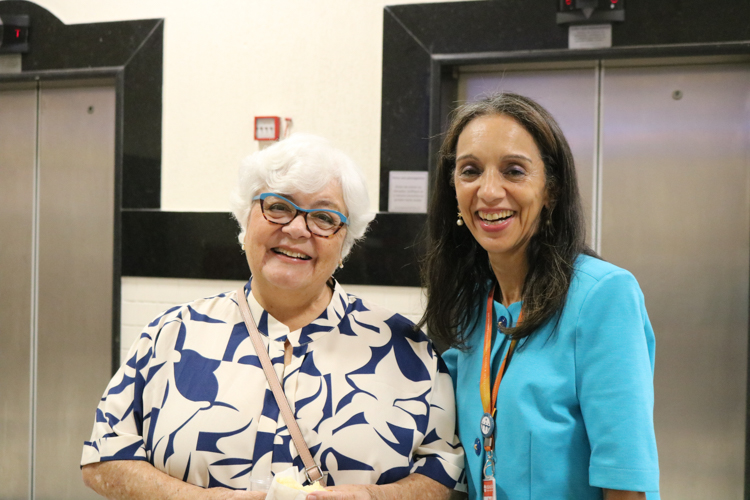 Prof.ª Luzia Faraco Ramos e Prof.ª Dr.ª Edineide Maria de Oliveira durante recepção do evento.