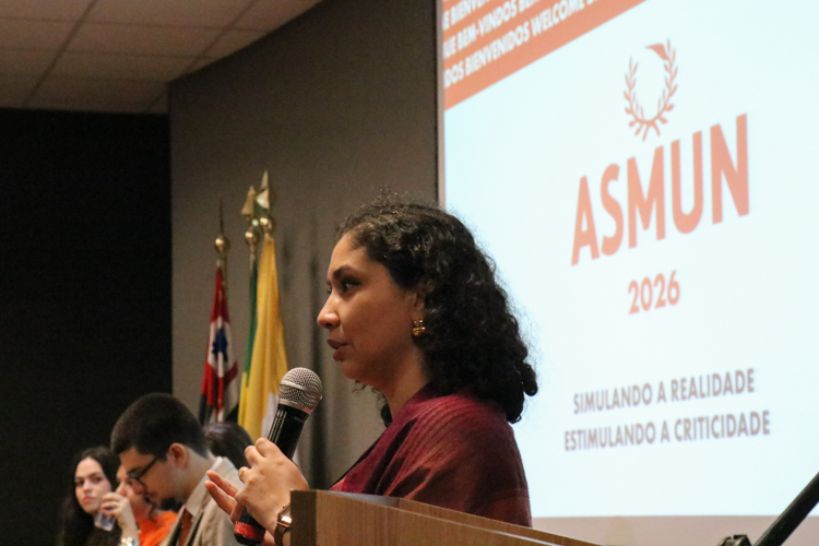 Prof.ª Dr.ª Carolina Pedroso durante palestra de abertura do evento.