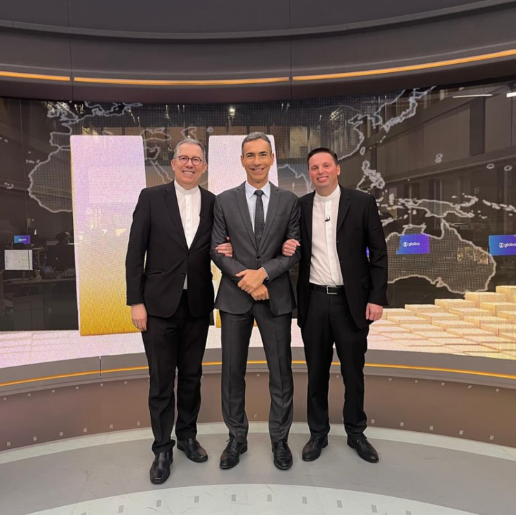 Pe. Luiz Eduardo Baronto, jornalista e apresentador César Tralli e Pe. Pedro Ciola de Almeida