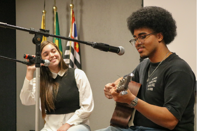 Alunos realizam apresentação musical para abrir a Semana Integrada