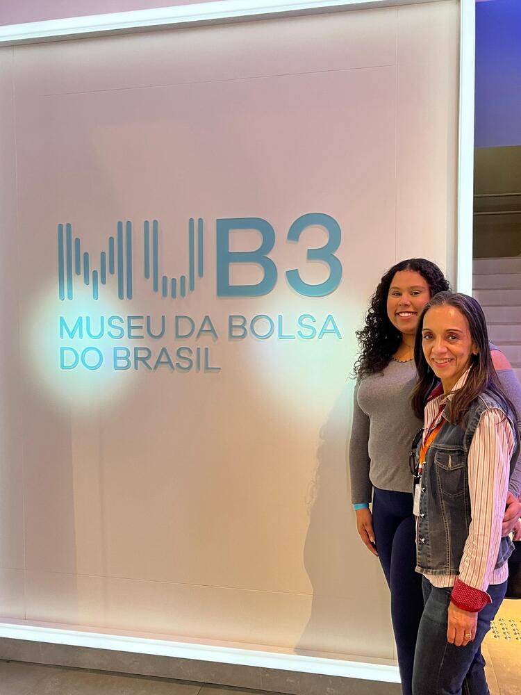 Professora Edineide e aluna na entrada do Museu B3