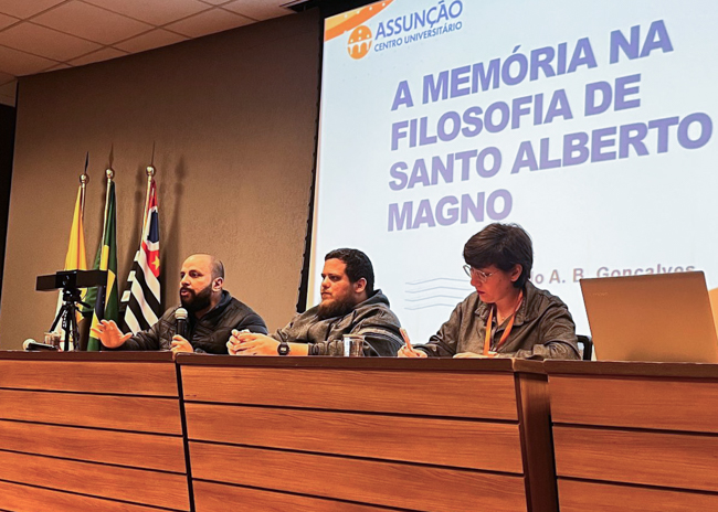 Alunos do Assunção apresentando seus trabalhos durante mesa de comunicação da I Jornada Filosófica Estudantil.
