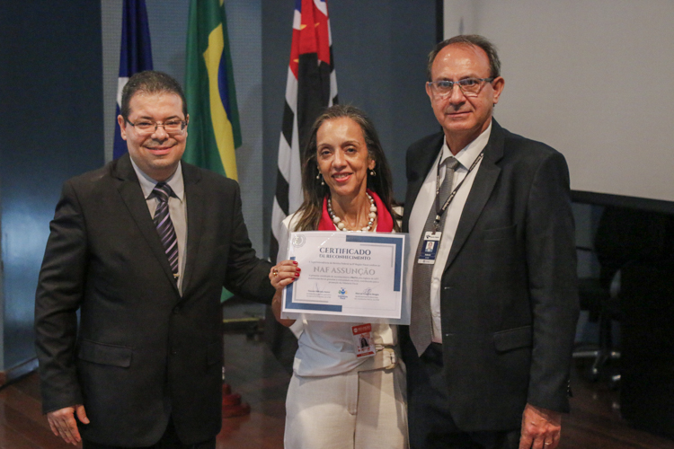 Representantes da Superintendência da Receita Federal do Brasil na 8a. Região Fiscal entregando Certificado PRATA do NAF Assunção