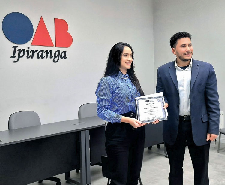 Gleidiana Maria, aluna do Assunção, e Dr. Lauber Vinícius durante cerimônia de posse.