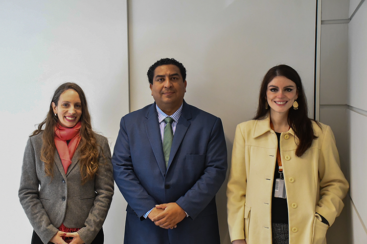 Rebeca Ciorniavei, Prof. Mario Torres Jarrín e Prof.ª Dr.ª Karen Ambra. 