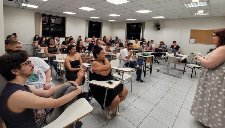 Alunos em sala de aula com a presidente do CRB-8