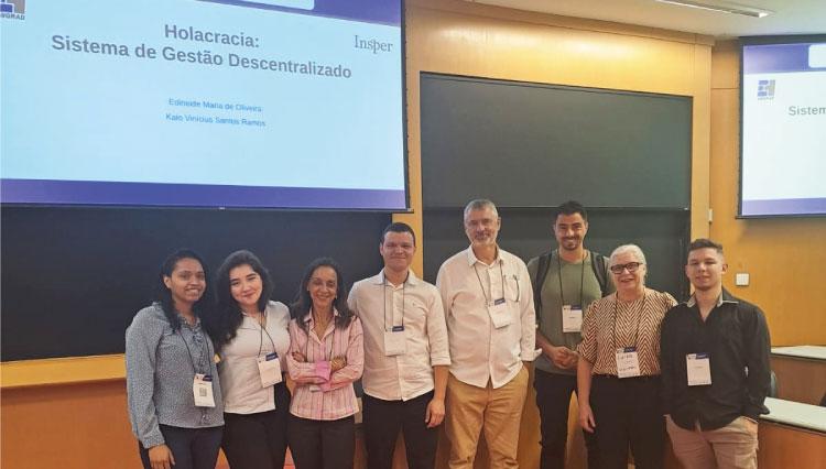 Alunos, ex-alunos e professores posam para foto em evento