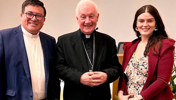 Cardeal canadense Marc Ouellet ao centro, acompanhado da Reitor do UNIFAI.