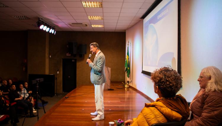 Palestrantes em cima do palco do Auditório do Centro Universitário Assunção