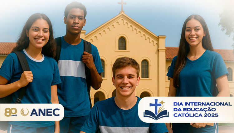 Quatro jovens estudantes sorridentes em frente a uma escola católica, com fachada bege e cruz no topo. Na imagem há os logotipos da ANEC (Associação Nacional de Educação Católica do Brasil) e do Dia Internacional da Educação Católica 2025.