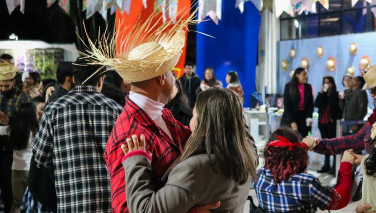 Homem e mulher dançando em festa junina.