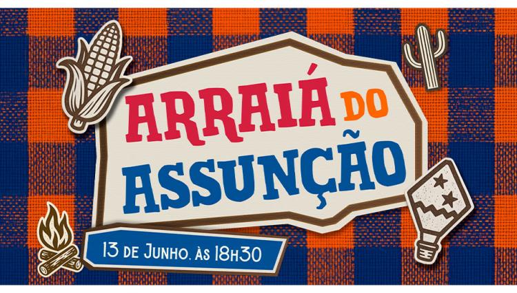 Banner colorido em estilo junino com fundo xadrez azul e laranja. No centro, uma placa rústica com a frase “Arraiá do Assunção” em letras grandes e coloridas. Abaixo, em uma faixa azul, está a data do evento: “13 de Junho, às 18h30”. Ao redor, há ilustrações típicas de festa junina, como uma espiga de milho, fogueira, cacto e balão.