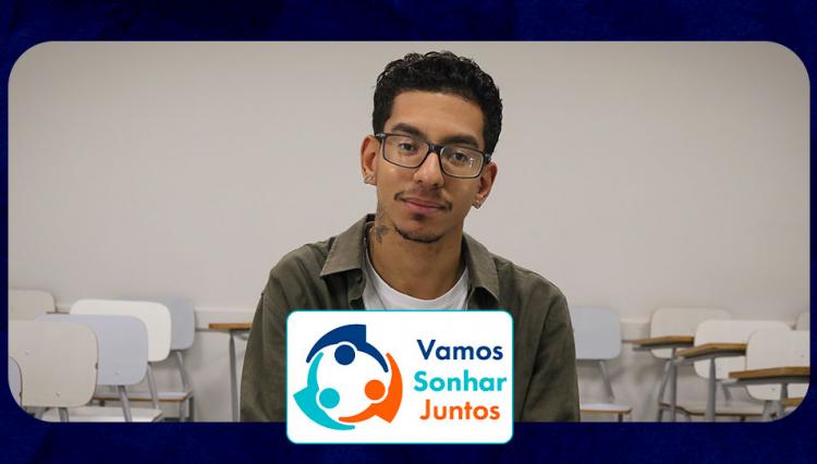 imagem de estudante do Centro Universitário Assunção, sentado em sala de aula, junto ao logo do Projeto Vamos Sonhar Juntos.