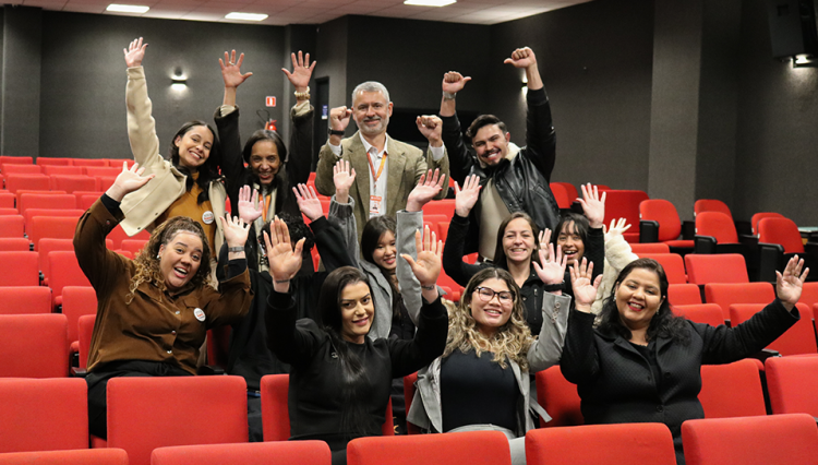 Alunos dos grupos premiados acompanhados dos professores do curso de Administração do Centro Universitário Assunção celebram conquista