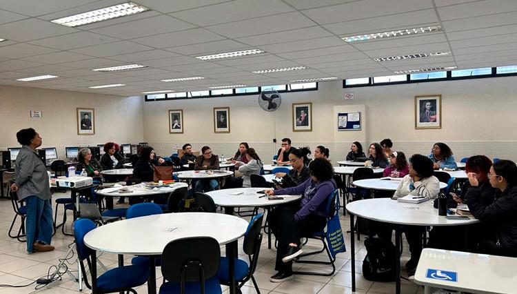 Alunos participam de oficina sobre preservação de fotografias no Assunção