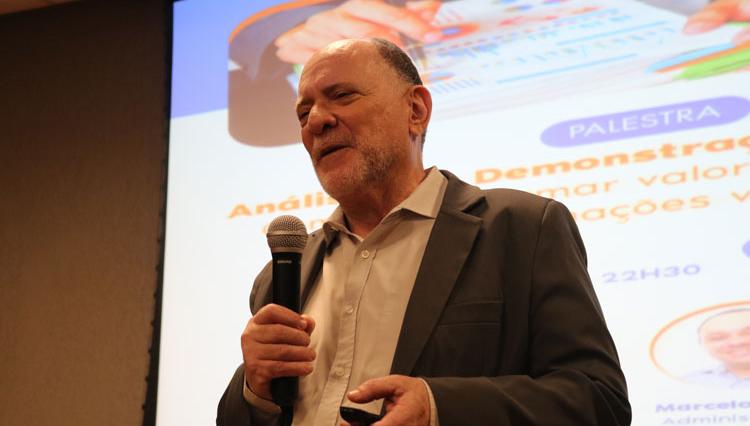 Antônio Saporito durante palestra