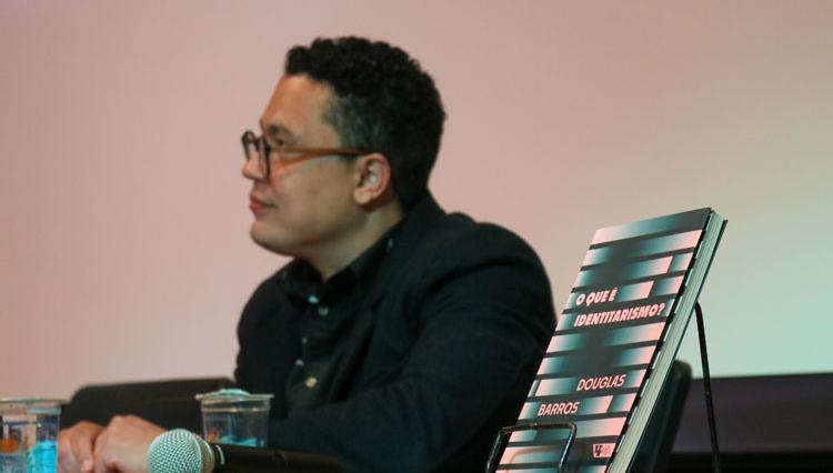 Lançamento do livro “O que é Identitarismo?” reúne alunos e professores